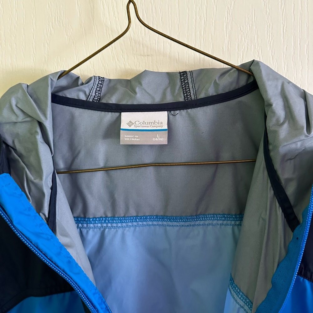 Columbia blue windbreaker/water resistant